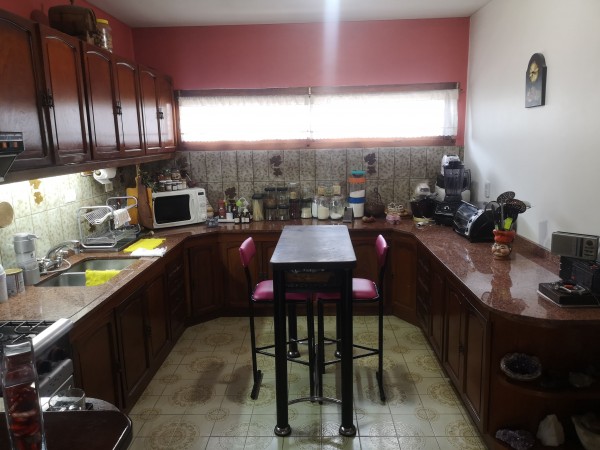 Amplia Casa 4 amb, ubicada en Carlos Tejedor 686 Temperley
