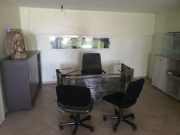 Importante Deposito con oficinas, ubicado en Presidente Peron 1762 Lomas de Zamora