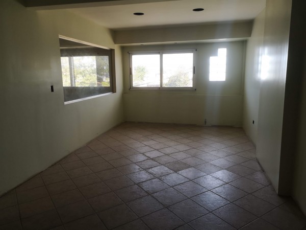Importante Deposito con oficinas, ubicado en Presidente Peron 1762 Lomas de Zamora