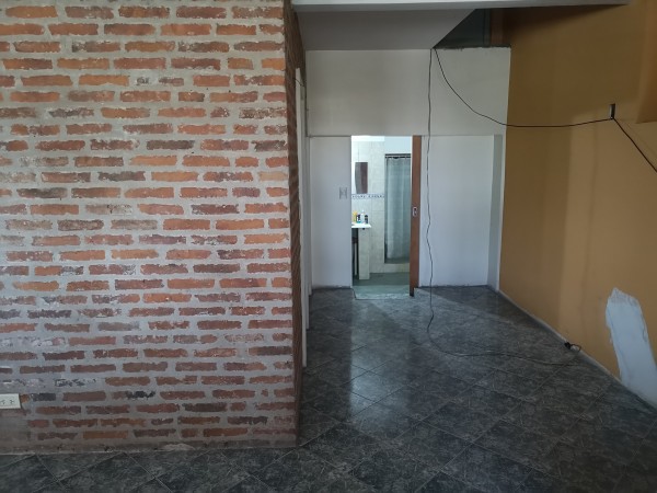 Importante Deposito con oficinas, ubicado en Presidente Peron 1762 Lomas de Zamora