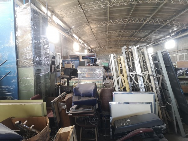 Importante Deposito con oficinas, ubicado en Presidente Peron 1762 Lomas de Zamora