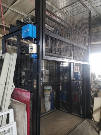 Importante Deposito con oficinas, ubicado en Presidente Peron 1762 Lomas de Zamora