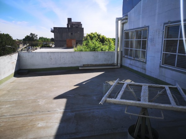 Importante Deposito con oficinas, ubicado en Presidente Peron 1762 Lomas de Zamora