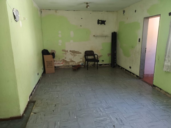 Casa amplia con dpto pb, ubicada en Malabia 815 Banfield