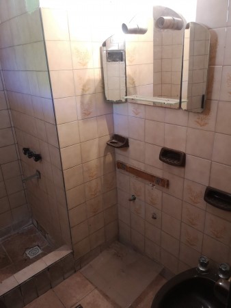Casa amplia con dpto pb, ubicada en Malabia 815 Banfield