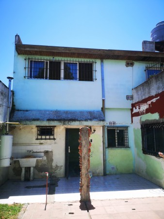 Casa amplia con dpto pb, ubicada en Malabia 815 Banfield