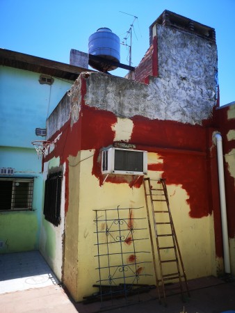 Casa amplia con dpto pb, ubicada en Malabia 815 Banfield