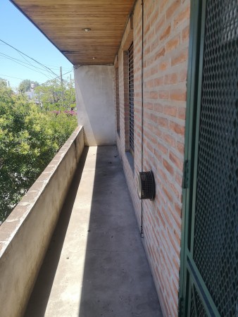 Casa amplia con dpto pb, ubicada en Malabia 815 Banfield