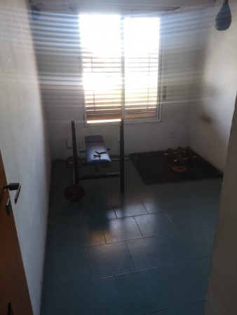 Casa amplia con dpto pb, ubicada en Malabia 815 Banfield