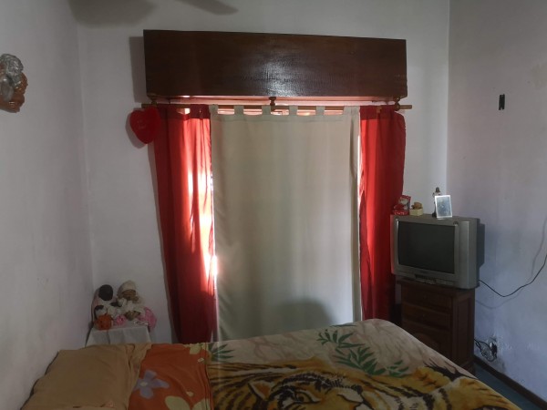 Casa amplia con dpto pb, ubicada en Malabia 815 Banfield