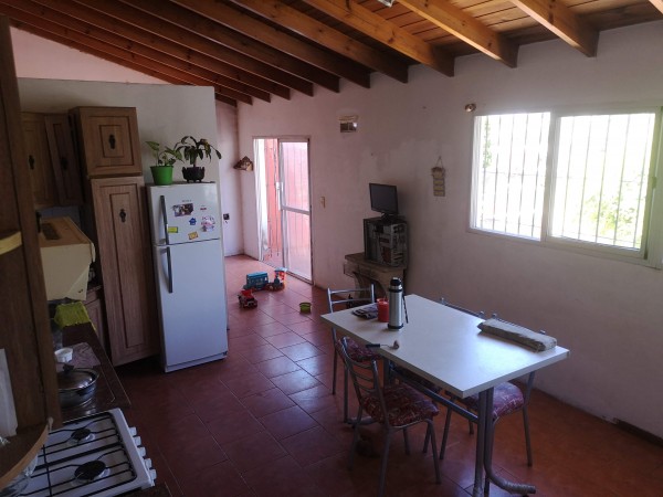 Casa amplia con dpto pb, ubicada en Malabia 815 Banfield