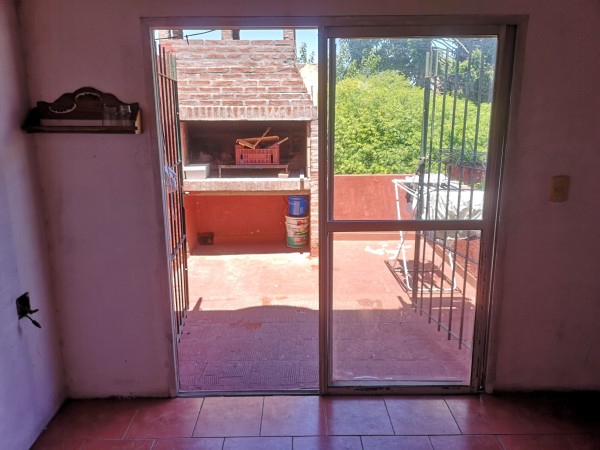 Casa amplia con dpto pb, ubicada en Malabia 815 Banfield
