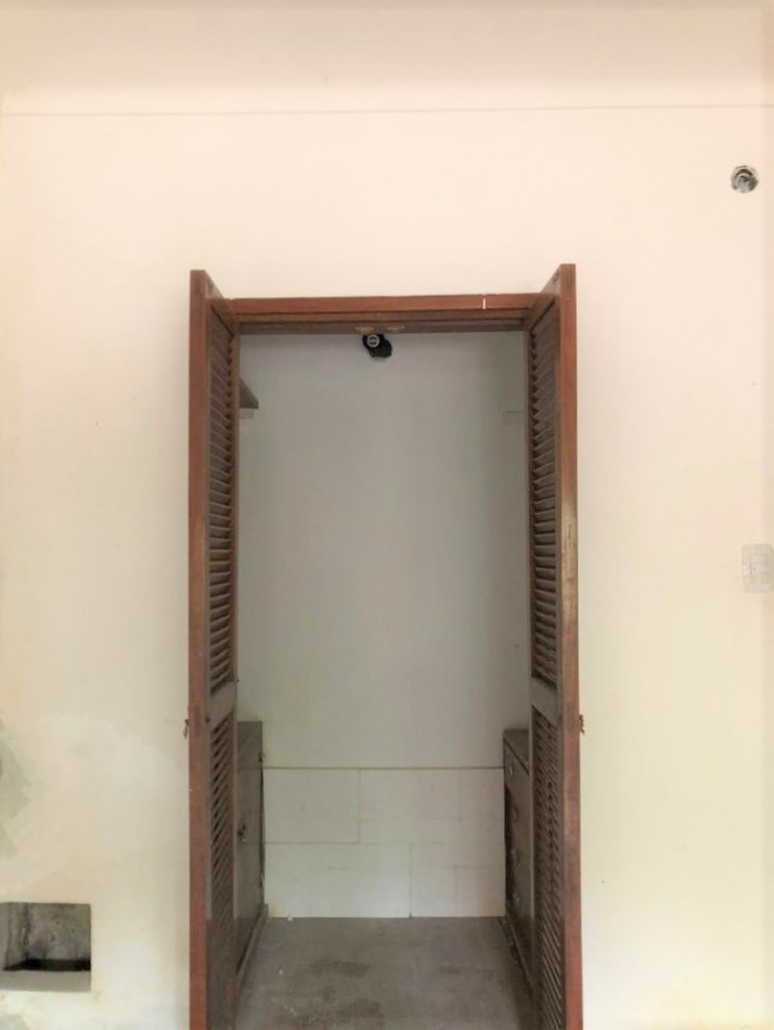 Gran casa 4 amb con cochera, patio y jardin, APTA CREDITO. Ubicada en Chimento 230 Lomas de Zamora