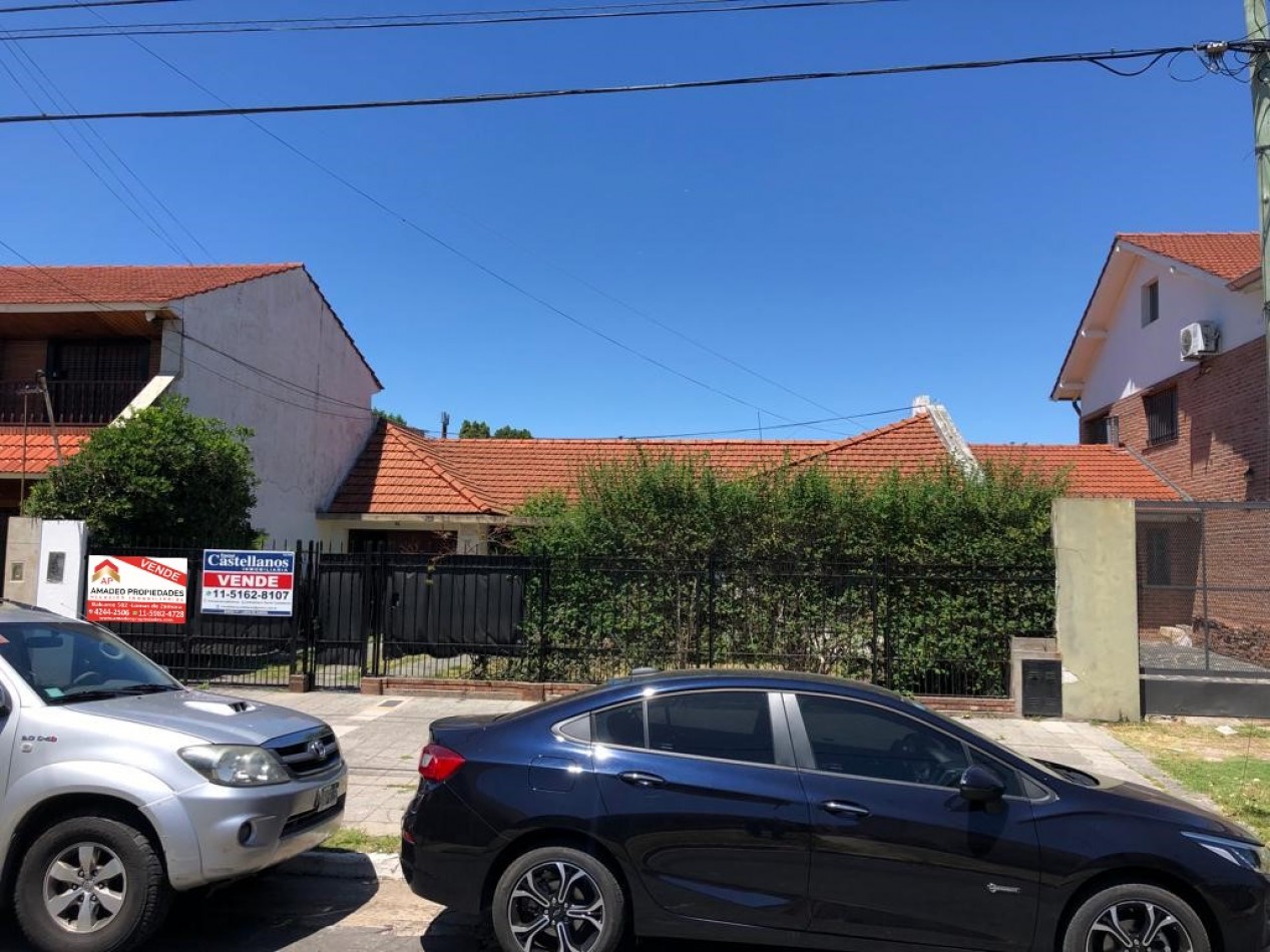 Gran casa 4 amb con cochera, patio y jardin, APTA CREDITO. Ubicada en Chimento 230 Lomas de Zamora