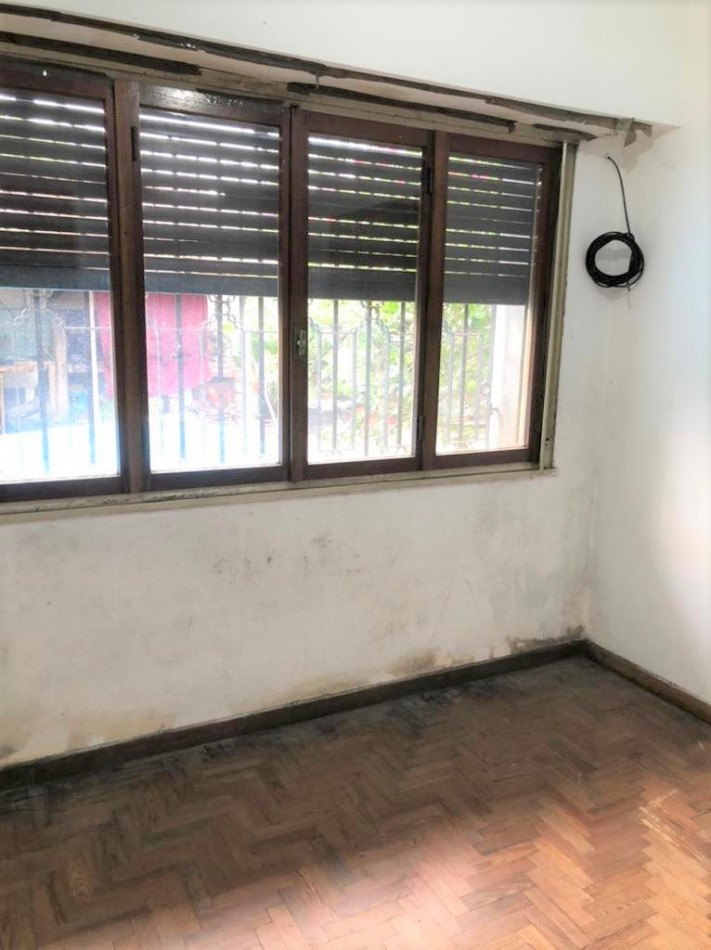 Gran casa 4 amb con cochera, patio y jardin, APTA CREDITO. Ubicada en Chimento 230 Lomas de Zamora