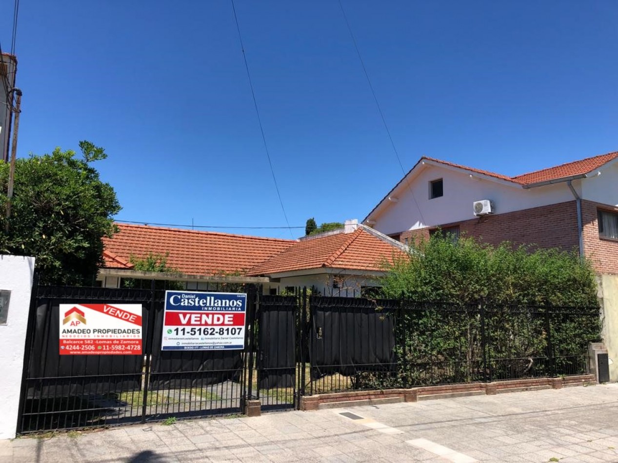 Gran casa 4 amb con cochera, patio y jardin, APTA CREDITO. Ubicada en Chimento 230 Lomas de Zamora