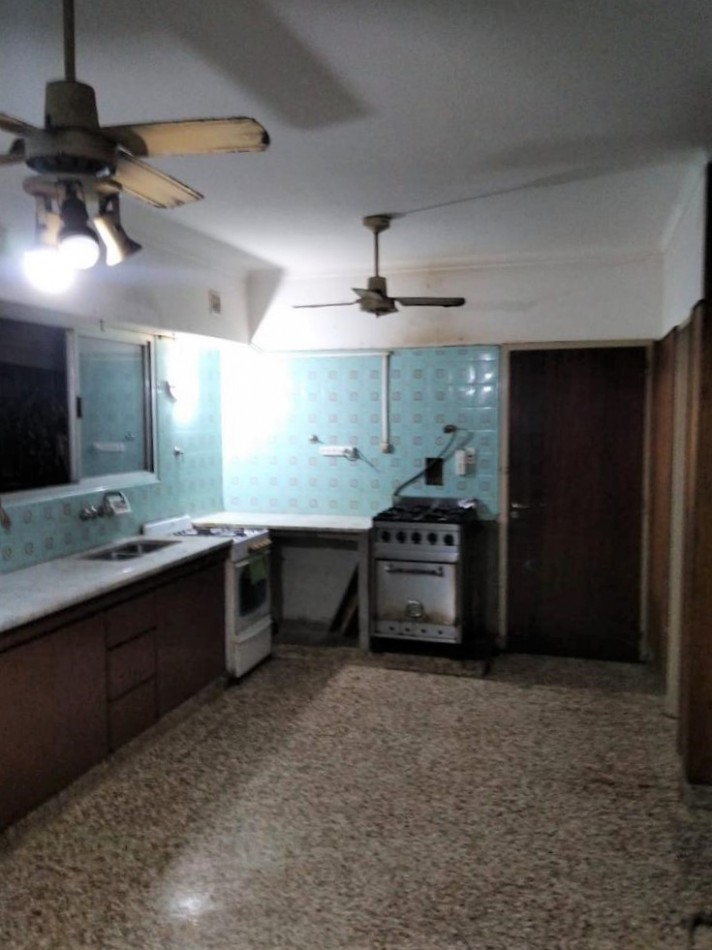 Gran casa 4 amb con cochera, patio y jardin, APTA CREDITO. Ubicada en Chimento 230 Lomas de Zamora