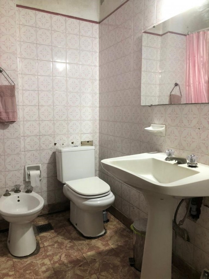 Gran casa 4 amb con cochera, patio y jardin, APTA CREDITO. Ubicada en Chimento 230 Lomas de Zamora