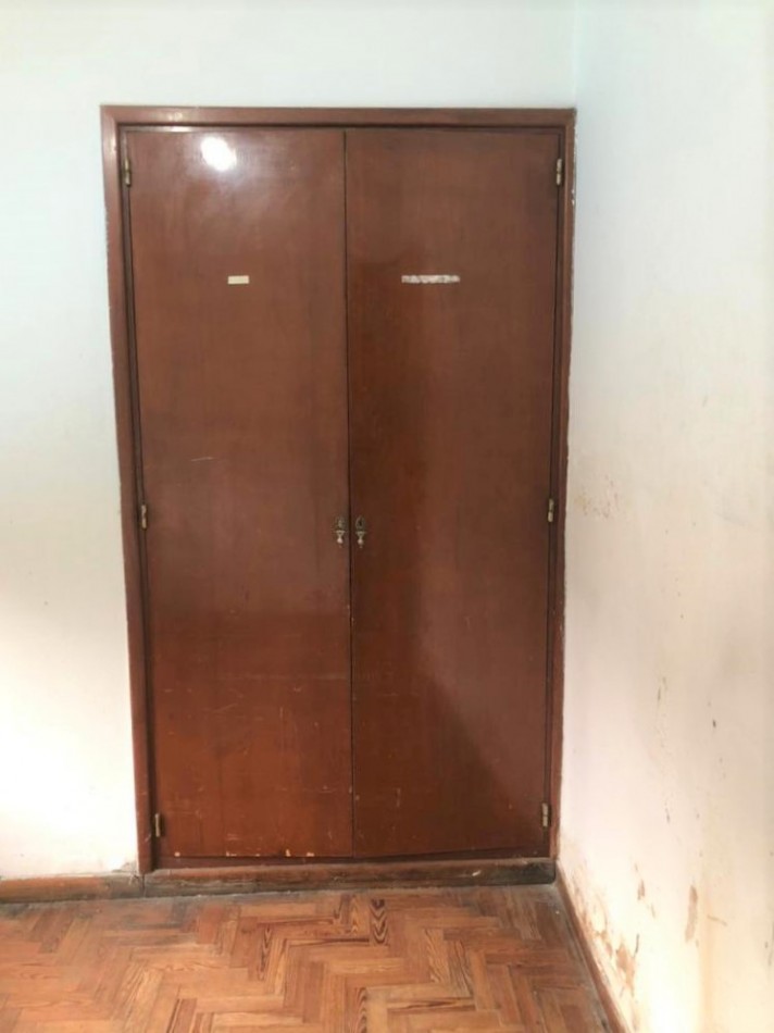 Gran casa 4 amb con cochera, patio y jardin, APTA CREDITO. Ubicada en Chimento 230 Lomas de Zamora