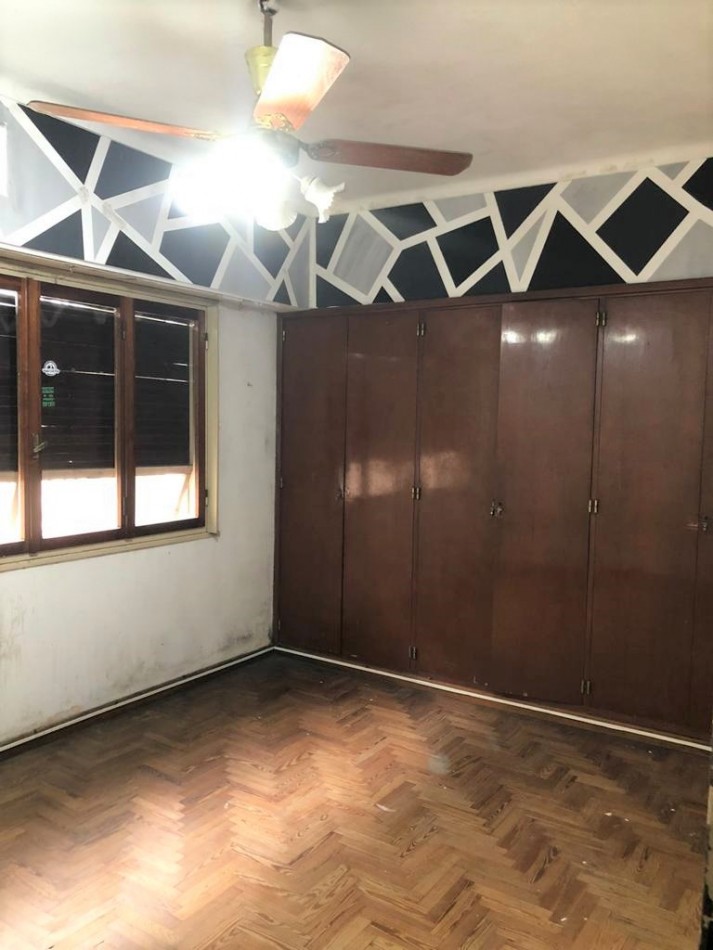 Gran casa 4 amb con cochera, patio y jardin, APTA CREDITO. Ubicada en Chimento 230 Lomas de Zamora