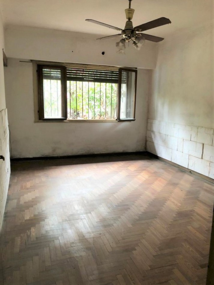 Gran casa 4 amb con cochera, patio y jardin, APTA CREDITO. Ubicada en Chimento 230 Lomas de Zamora