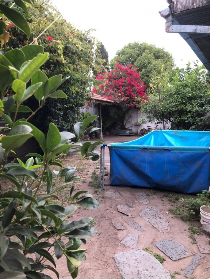 Gran casa 4 amb con cochera, patio y jardin, APTA CREDITO. Ubicada en Chimento 230 Lomas de Zamora