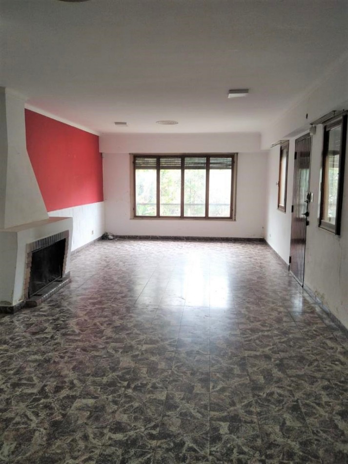 Gran casa 4 amb con cochera, patio y jardin, APTA CREDITO. Ubicada en Chimento 230 Lomas de Zamora