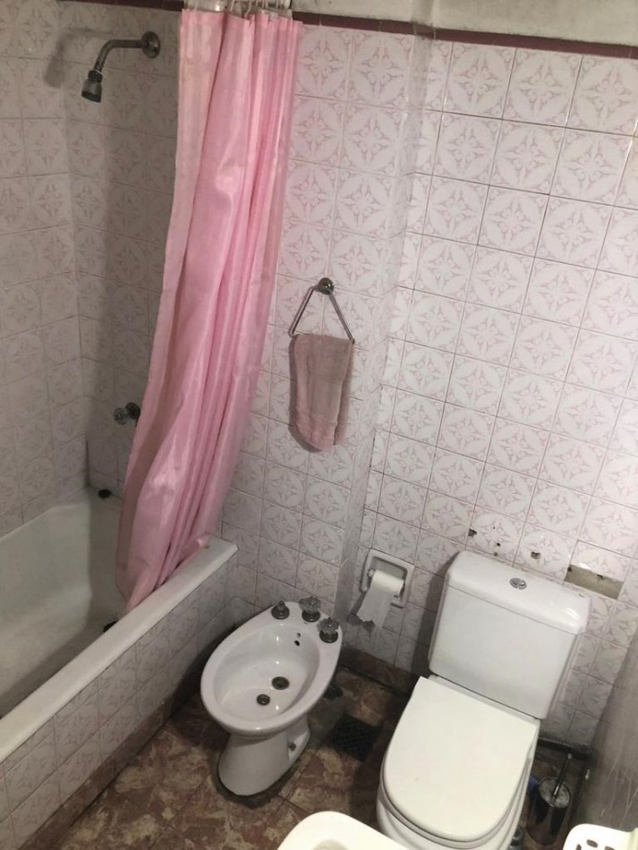 Gran casa 4 amb con cochera, patio y jardin, APTA CREDITO. Ubicada en Chimento 230 Lomas de Zamora