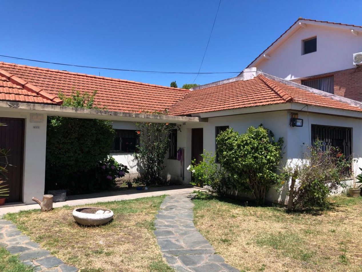 Gran casa 4 amb con cochera, patio y jardin, APTA CREDITO. Ubicada en Chimento 230 Lomas de Zamora