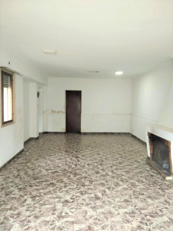 Gran casa 4 amb con cochera, patio y jardin, APTA CREDITO. Ubicada en Chimento 230 Lomas de Zamora