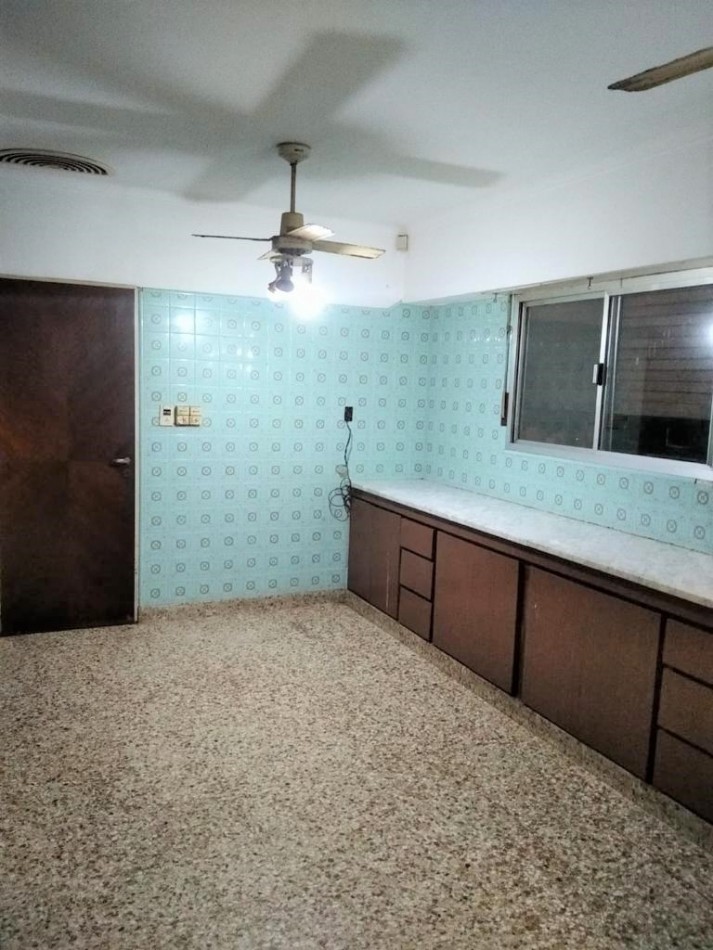 Gran casa 4 amb con cochera, patio y jardin, APTA CREDITO. Ubicada en Chimento 230 Lomas de Zamora