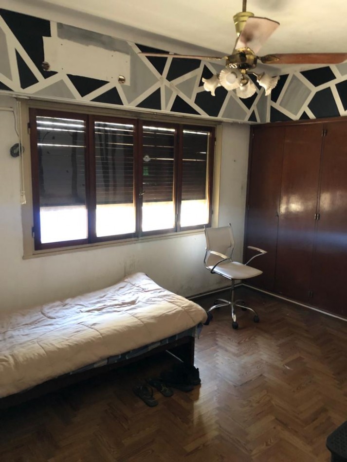 Gran casa 4 amb con cochera, patio y jardin, APTA CREDITO. Ubicada en Chimento 230 Lomas de Zamora