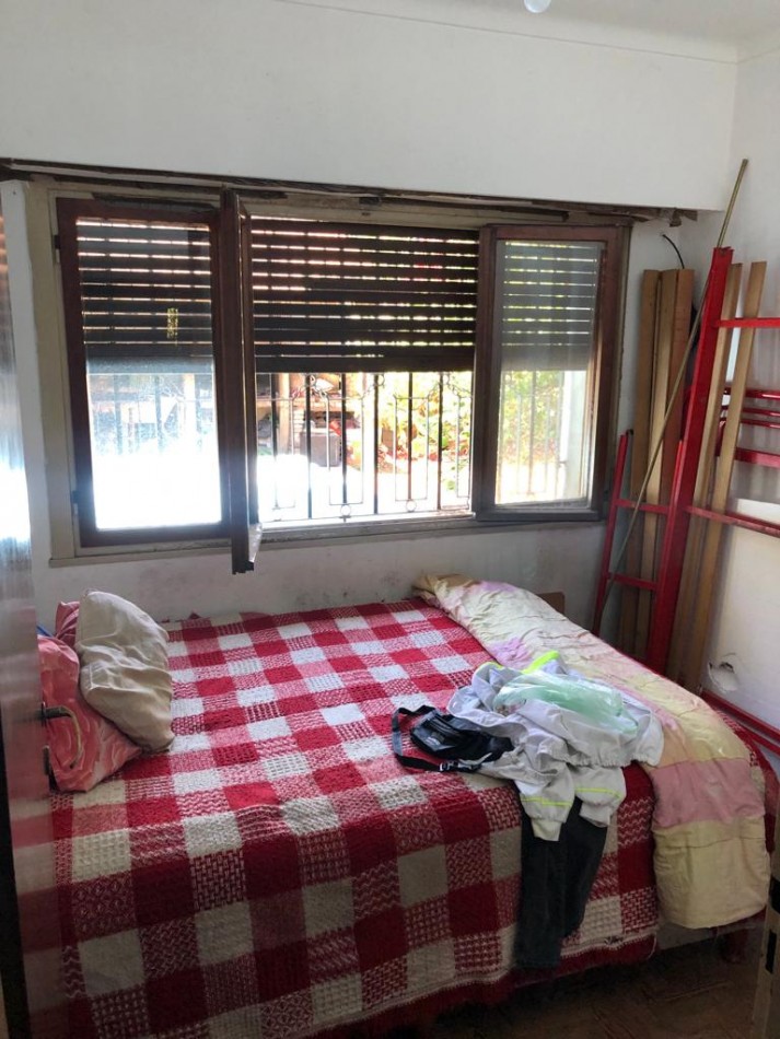 Gran casa 4 amb con cochera, patio y jardin, APTA CREDITO. Ubicada en Chimento 230 Lomas de Zamora