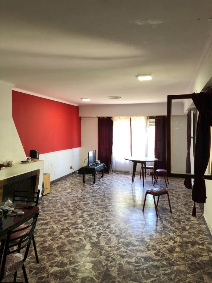 Gran casa 4 amb con cochera, patio y jardin, APTA CREDITO. Ubicada en Chimento 230 Lomas de Zamora