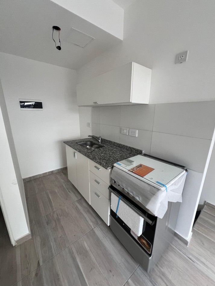 Duplex al frente a estrenar pb con patio, balcon y cochera. Ubicado en Hipolito Yrigoyen 7718, Banfield