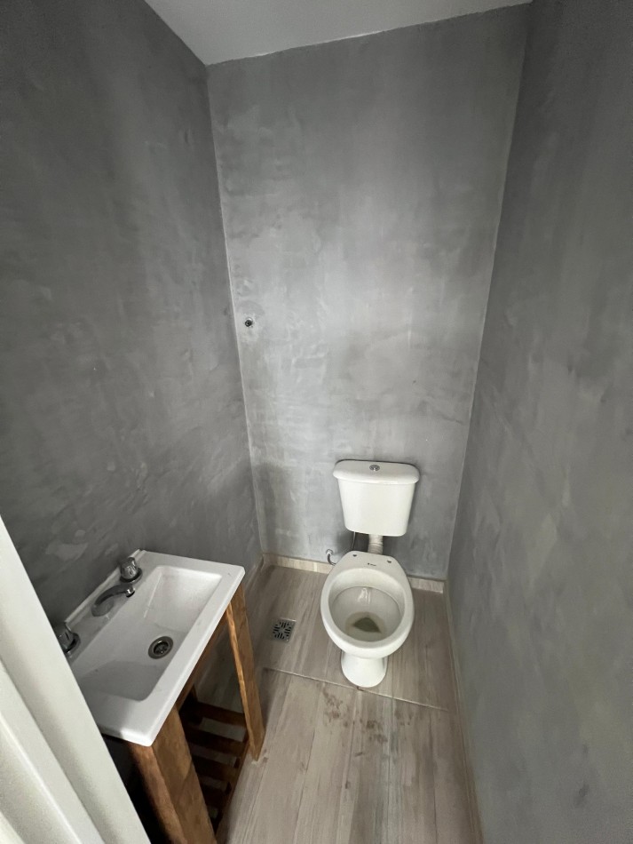 Duplex al frente a estrenar pb con patio, balcon y cochera. Ubicado en Hipolito Yrigoyen 7718, Banfield