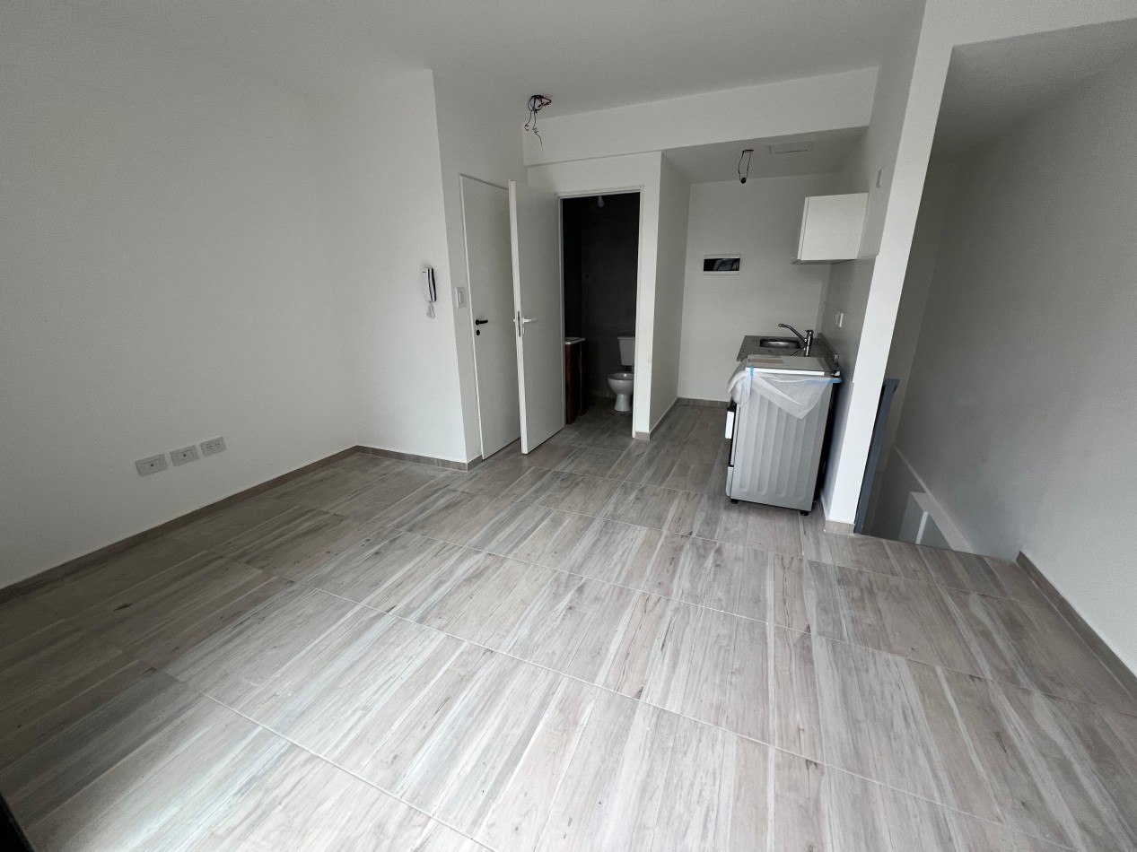 Duplex al frente a estrenar pb con patio, balcon y cochera. Ubicado en Hipolito Yrigoyen 7718, Banfield
