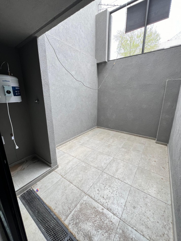 Duplex al frente a estrenar pb con patio, balcon y cochera. Ubicado en Hipolito Yrigoyen 7718, Banfield