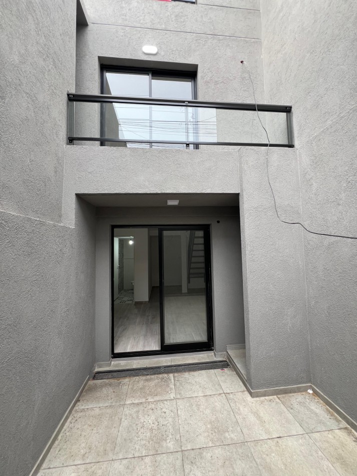Duplex al frente a estrenar pb con patio, balcon y cochera. Ubicado en Hipolito Yrigoyen 7718, Banfield
