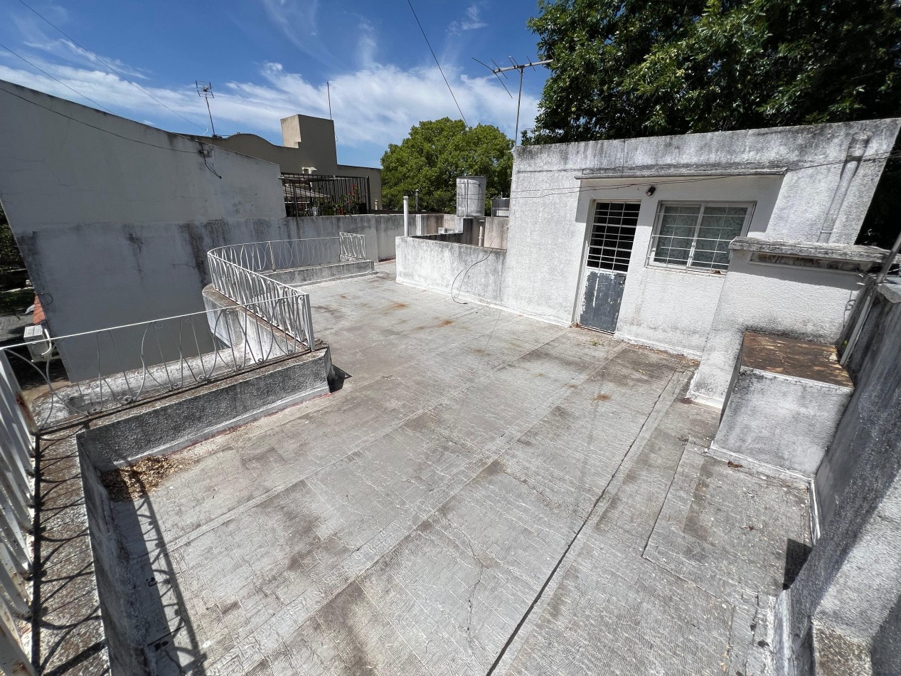 Casa 4 amb con patio y terraza. Ubicada en Carlos Casares 195 Temperley