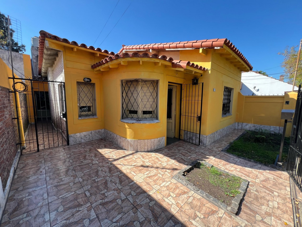 Casa 3 amb con cochera descubierta y parque. Muy buena ubicacion: Carlos Casares 118, Temperley