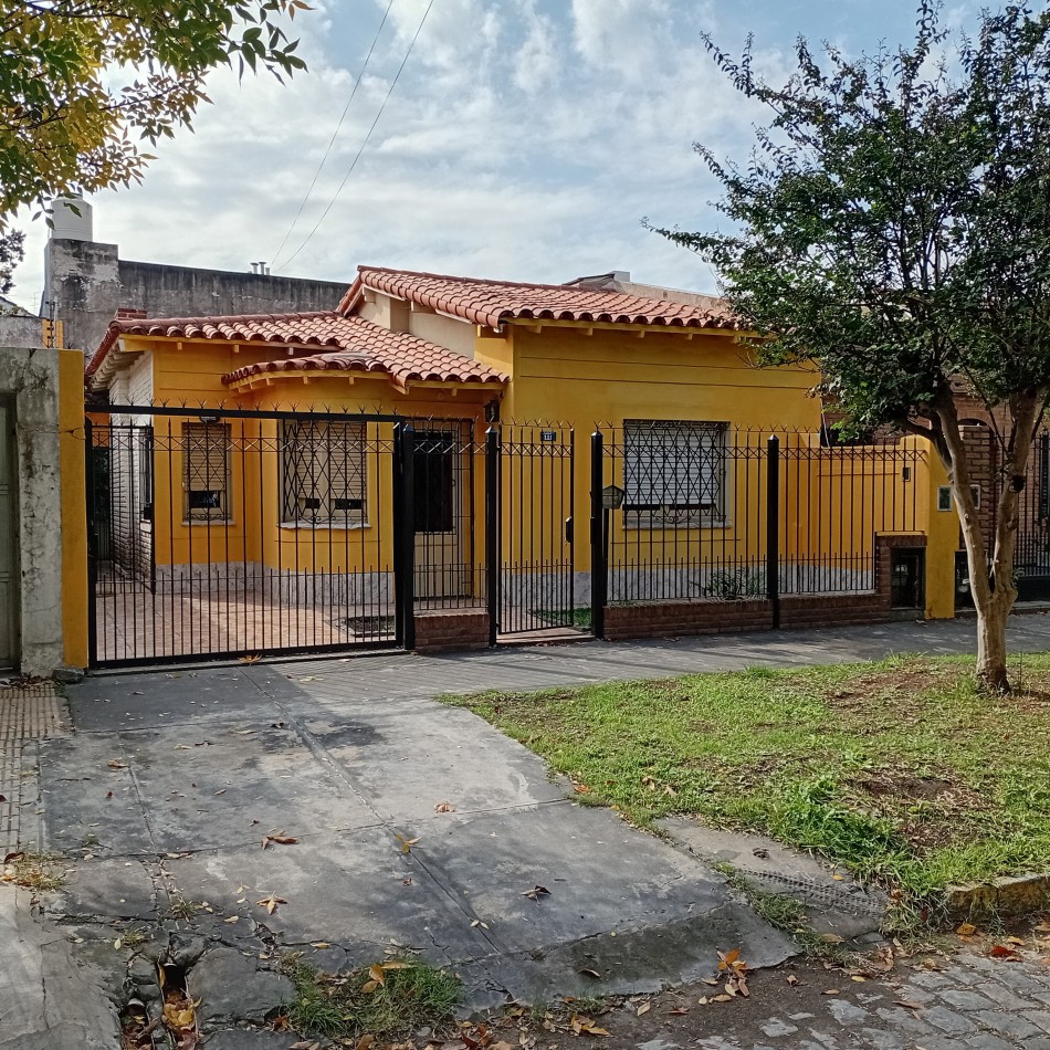 Casa 3 amb con cochera descubierta y parque. Muy buena ubicacion: Carlos Casares 118, Temperley
