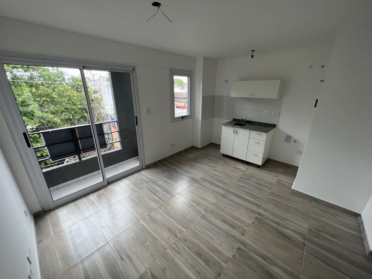 Monoambiente al frente 2do piso con balcon, ubicado en San Martin 1902 Banfield