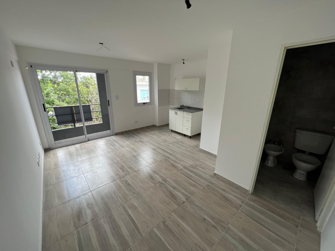 Monoambiente al frente 2do piso con balcon, ubicado en San Martin 1902 Banfield