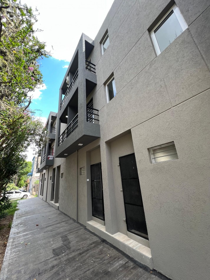 Monoambiente al frente 2do piso con balcon, ubicado en San Martin 1902 Banfield