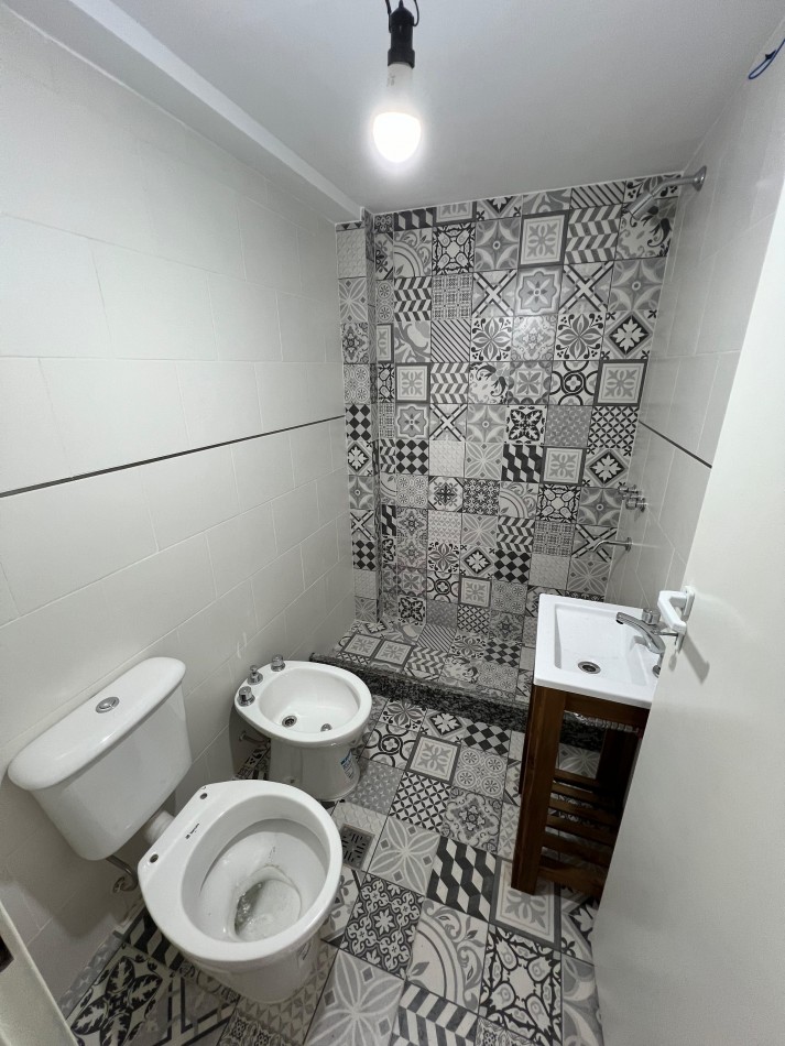 Monoambiente al frente con balcon en 1er piso. Excelente ubicacion: Portela 275, Lomas de Zamora