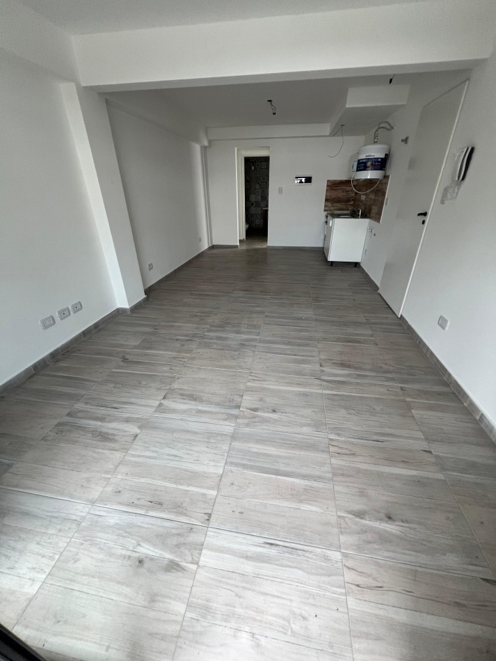 Monoambiente al frente con balcon en 1er piso. Excelente ubicacion: Portela 275, Lomas de Zamora