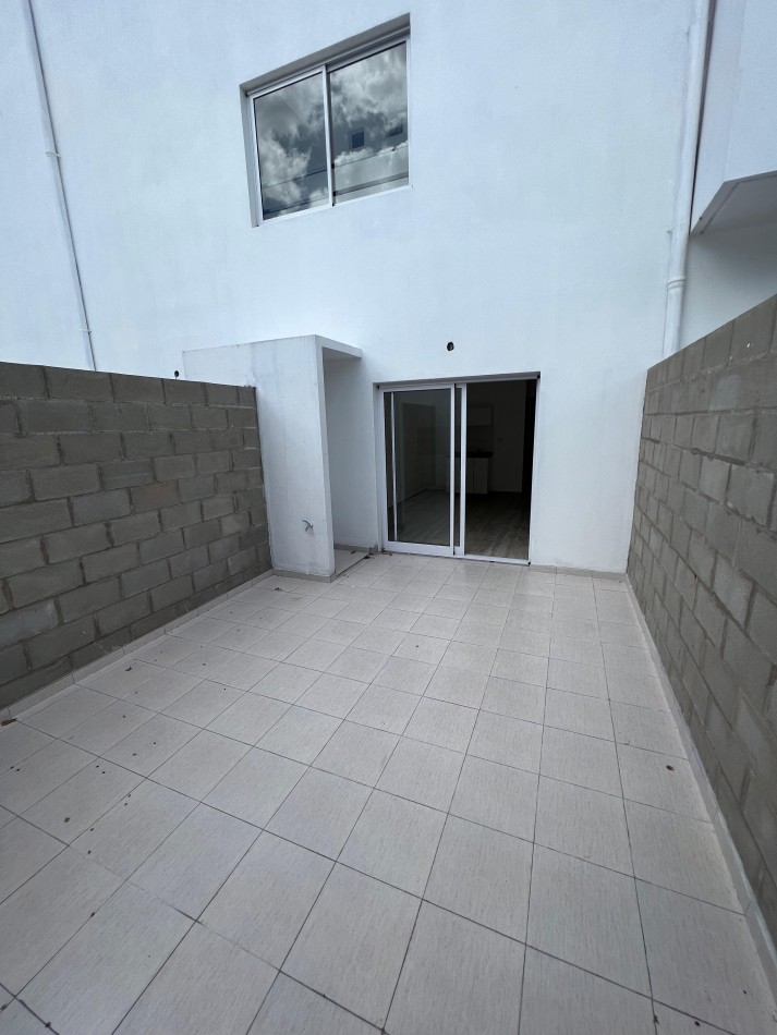 Monoambiente al fondo en pb con patio. Excelente ubicacion: Portela 275, Lomas de Zamora