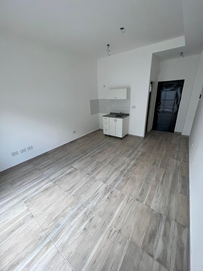 Monoambiente al fondo en pb con patio. Excelente ubicacion: Portela 275, Lomas de Zamora