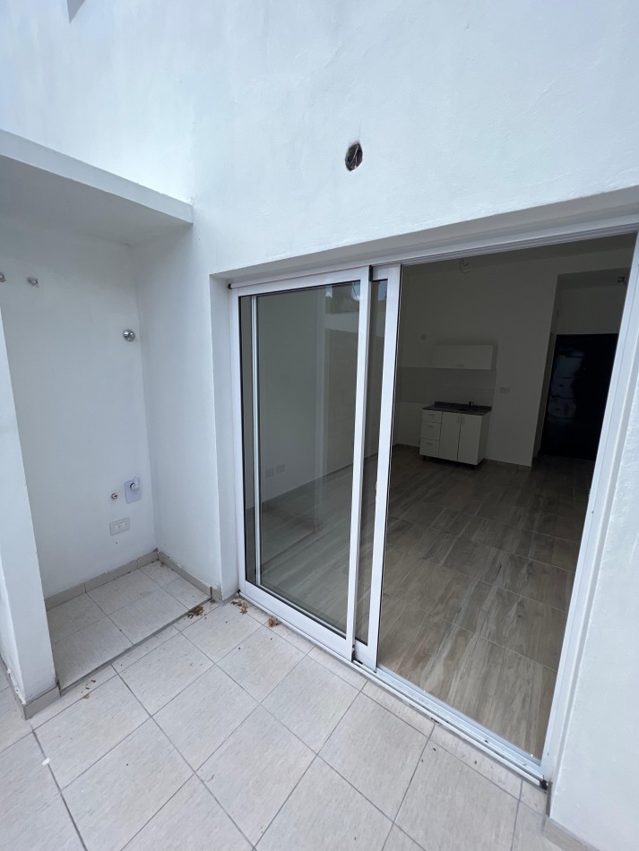 Monoambiente al frente en pb con patio. Excelente ubicacion: Portela 275, Lomas de Zamora
